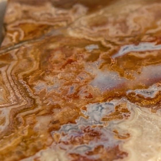 Ágata polida em bandas creme, caramelo e branco leitoso